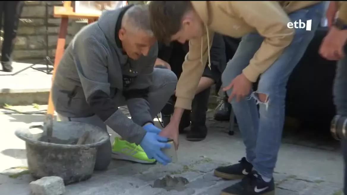 'Stolperstein' oroitarria ezarri duten unea. EITB Mediaren bideo batetik ateratako argazkia