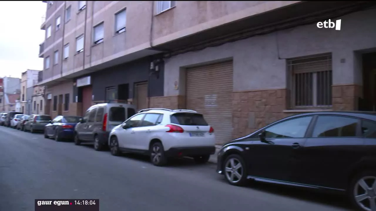 Sei gizonezko daude atxilotuta Pakistanen, hilketekin zerikusia dutelakoan. Hilketen lekuko izan zen nesken ama. Gaur 9 urteko semearekin elkartu da eta astelehenean itzuliko dira Bartzelonara. Etxea eta lana agindu dizkio Generalitateak.
