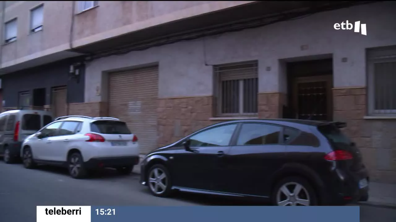 Seis hombres permanecen detenidos en Pakistán por su presunta relación con los asesinatos. La madre de las jóvenes fue testigo de los asesinatos. Hoy se ha reunido con su hijo de 9 años y el lunes volverán a Barcelona. La Generalitat le ha prometido casa y trabajo.