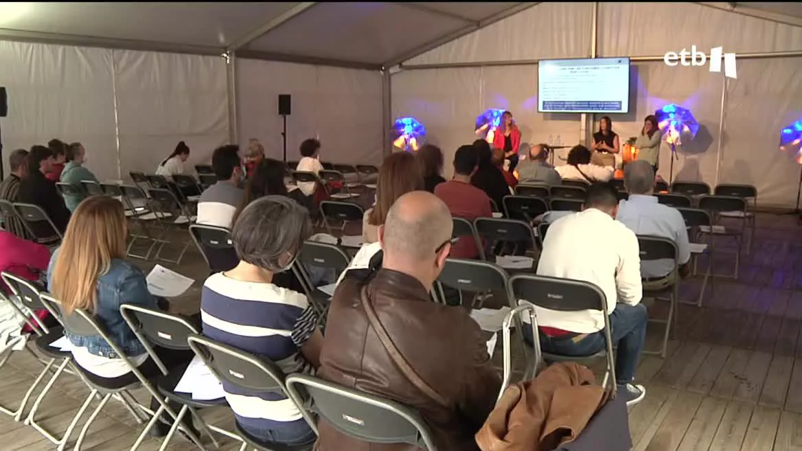Charla de Psikologia Kalean, en Bilbao. Imagen obtenida de un vídeo de EITB Media