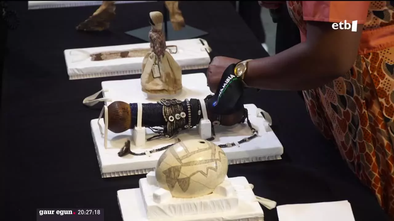 Alemanian kontuak egiten ari dira iragan kolonialaren harira, eta, Afrikako hainbat herrialdetan eragindako sarraskien zauriak ixteko asmoz, erreparazio historikorako lege berri bat onartu du. Hala, orain 100 urte, Namibian genozidioa burutu zuela aitortu eta 23 arte-objektu itzuliko ditu.