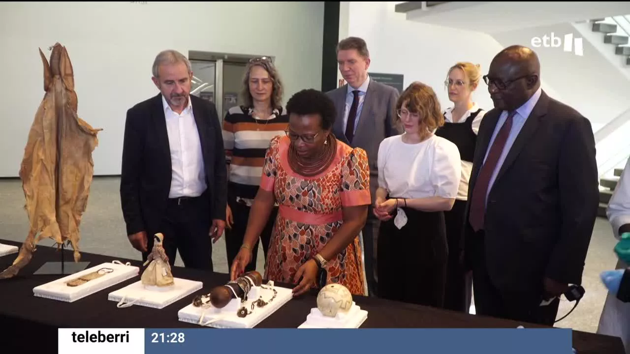 Alemania sigue intentando reparar su pasado. El país es responsable del primer genocidio del siglo XIX, en Namibia y ha pedido perdón. No solo eso, sino que devolverá objetos ancestrales que fueron expoliados hace 100 años y que hasta ahora se encontraban en sus museos.