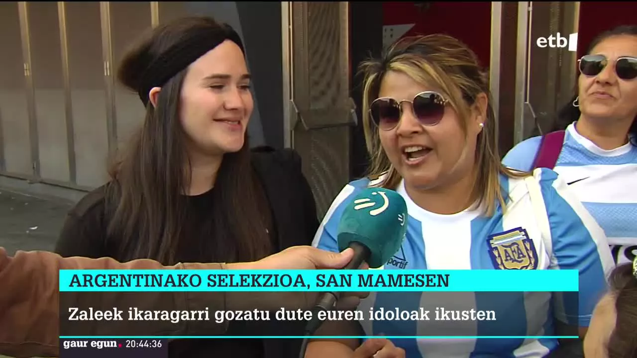 Argentinarrak Athleticen zelaian entrenatu dira larunbat arratsalde honetan Italiaren aurka jokatuko duten partida prestatzeko. Zaleek gertutik ikusi ahal izan dituzte hain idoloak.