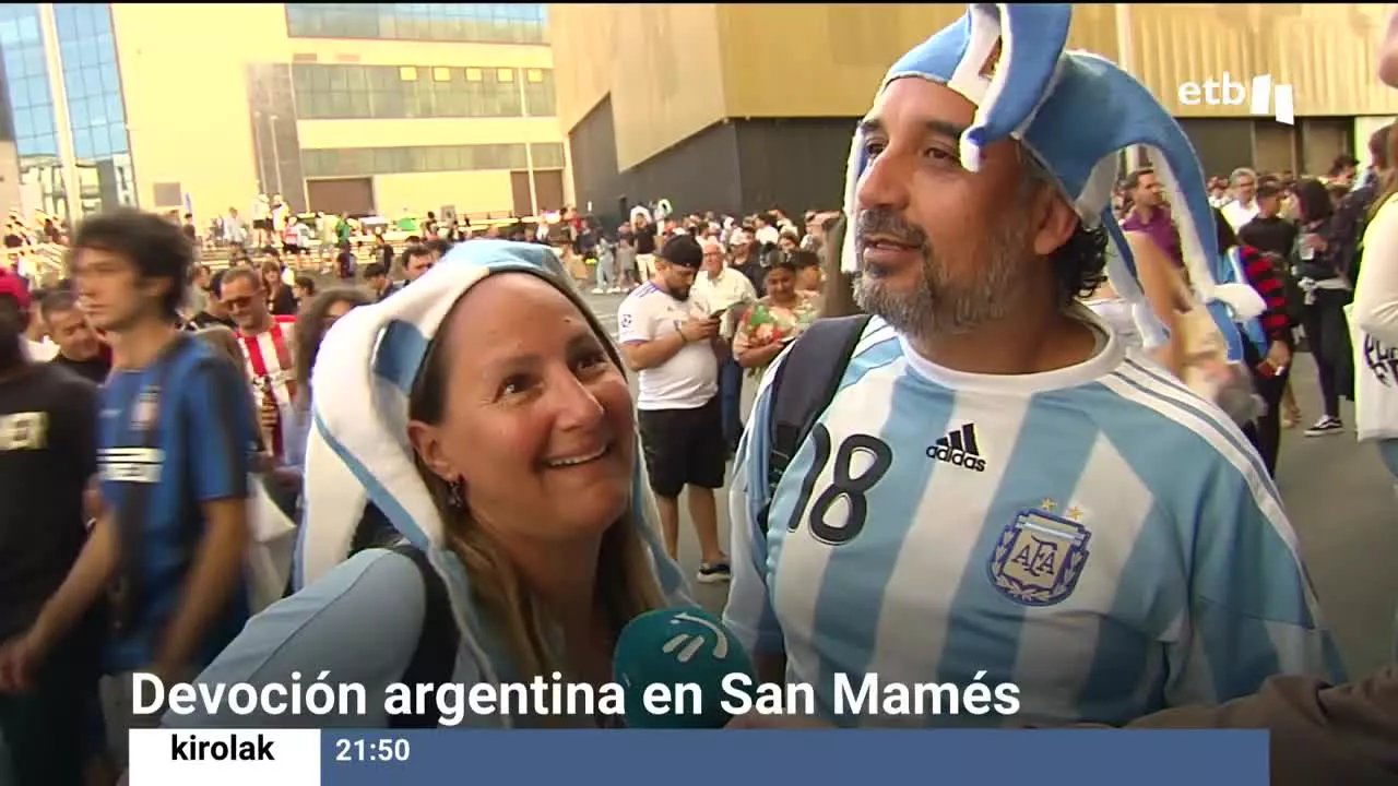 Los argentinos se han entrenado en el campo del Athletic este sábado por la tarde para preparar el partido ante Italia. La afición ha podido ver de cerca a sus ídolos.