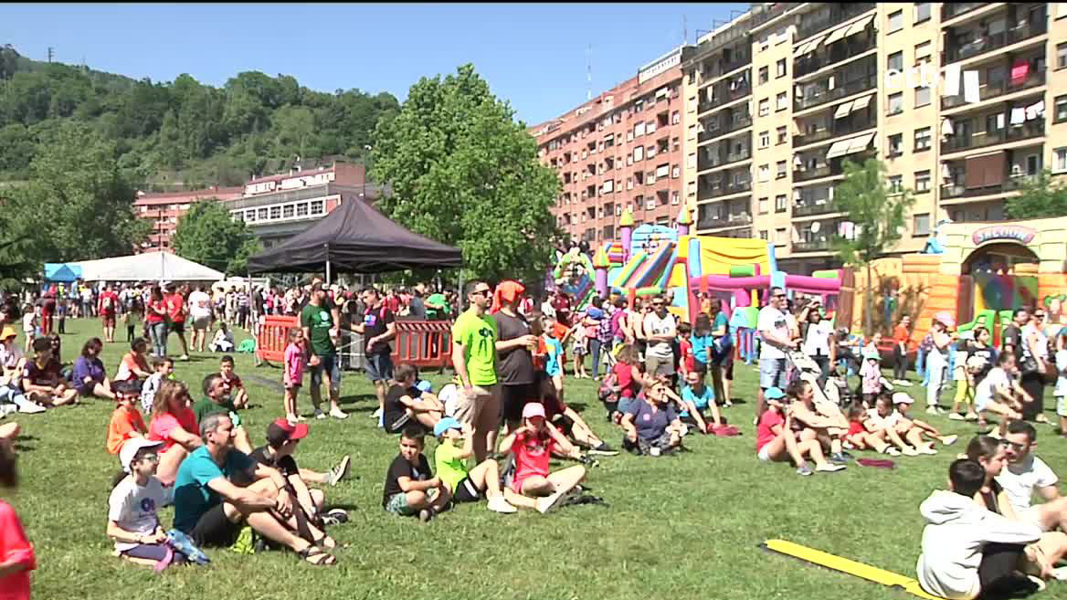 Ambiente festivo y reivindicativo en la fiesta de las ikastolas de Bizkaia. La Ikastola Abusu ha preparado un recorrido de 4,2 kilómetros en cuatro puntos.