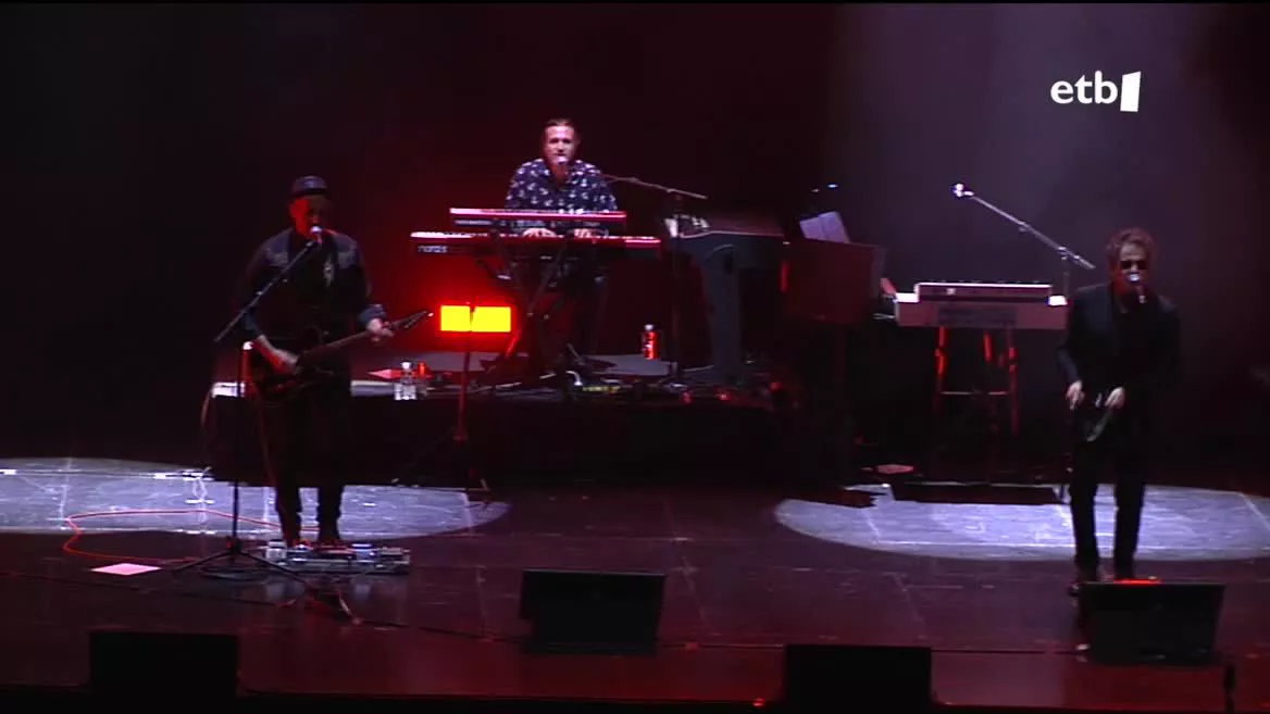 Andres Calamaro artista Euskaldunako Auditorumean izan da igande honetan bere azken lana aurkezten: "Dios los cría". Lan horretan, bidelagun izan ditu, besteak beste, Julieta Venegas, Leiva, Carlos Vives, C Tangana, Alejandro Sanz edo Julio Iglesias.
