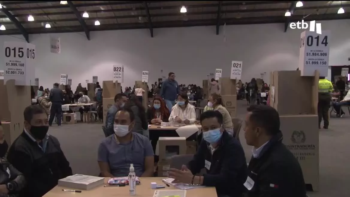 Por primera vez en la historia, Colombia podría tener un presidente de izquierdas. En la primera vuelta, son tres los candidatos que tienen más opciones de pasar a la segunda. Ya son miles y miles los ciudadanos que han depositado su voto, tanto en el país como en el extranjero.