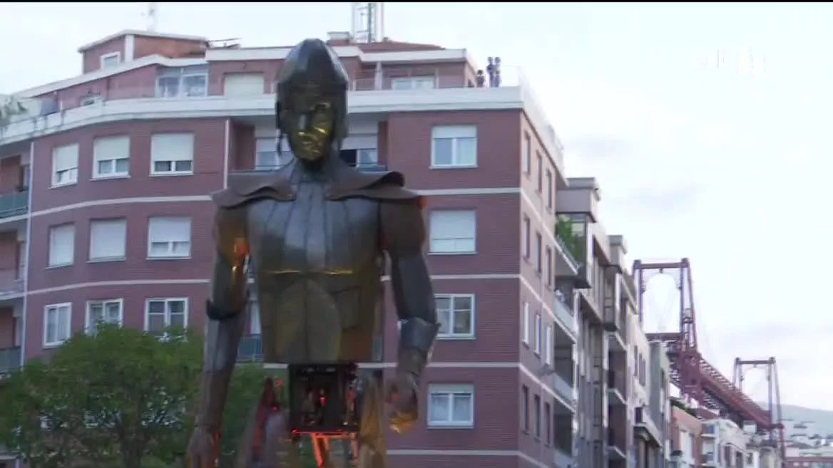 Durante cinco meses, Getxo (Bizkaia) disfrutará de diferentes actividades culturales en distintos puntos del municipio. Todas las propuestas serán en euskera, y hoy, domingo, los vecinos y vecinas han podido ver el espectáculo "Aquiles", con un gigante que ha partido desde el Puente Bizkaia.