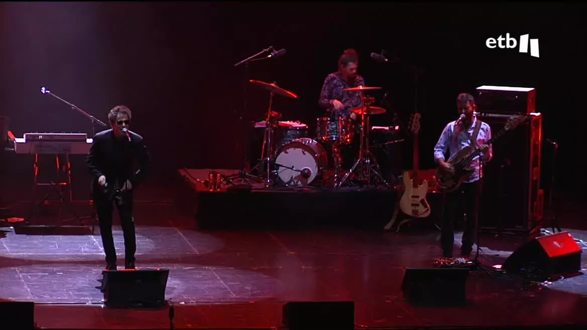 El artista Andrés Calamaro ha visitado este domingo el Auditorio del Euskalduna para presentar su último trabajo: "Dios los cría". Un trabajo en el que le han acompañado, entre otros, Julieta Venegas, Leiva, Carlos Vives, C Tangana, Alejandro Sanz o Julio Iglesias.