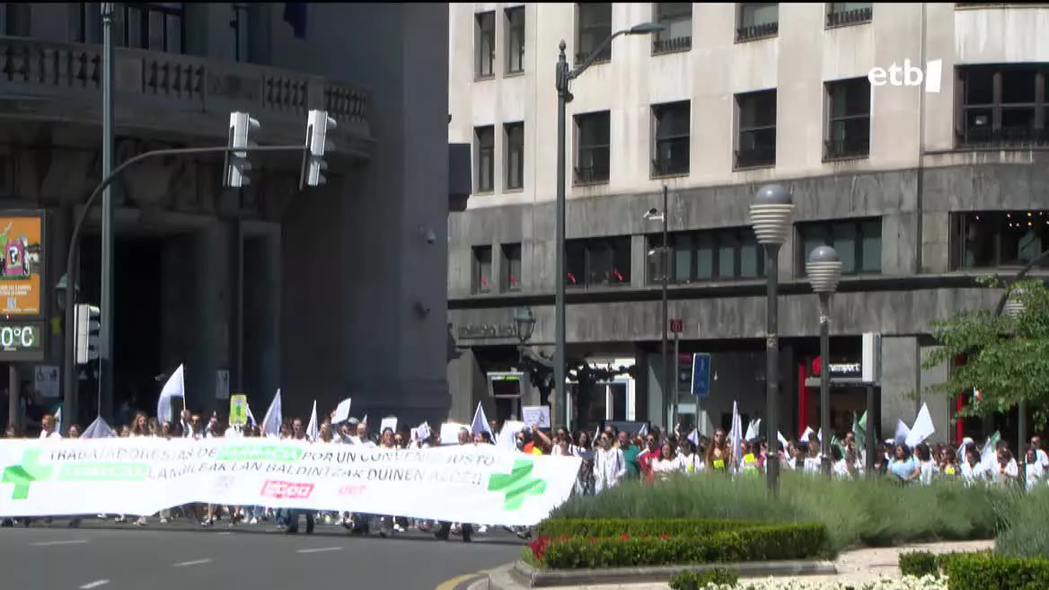 Farmazietako langileak manifestazioan, gaur goizean. EITB Media