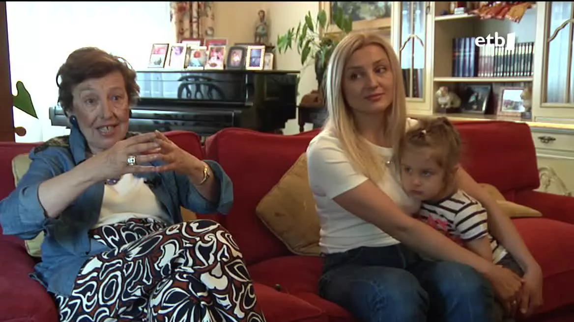 Adela Bueno eta Olena Hromova. EITB Mediaren bideo batetik ateratako irudia.