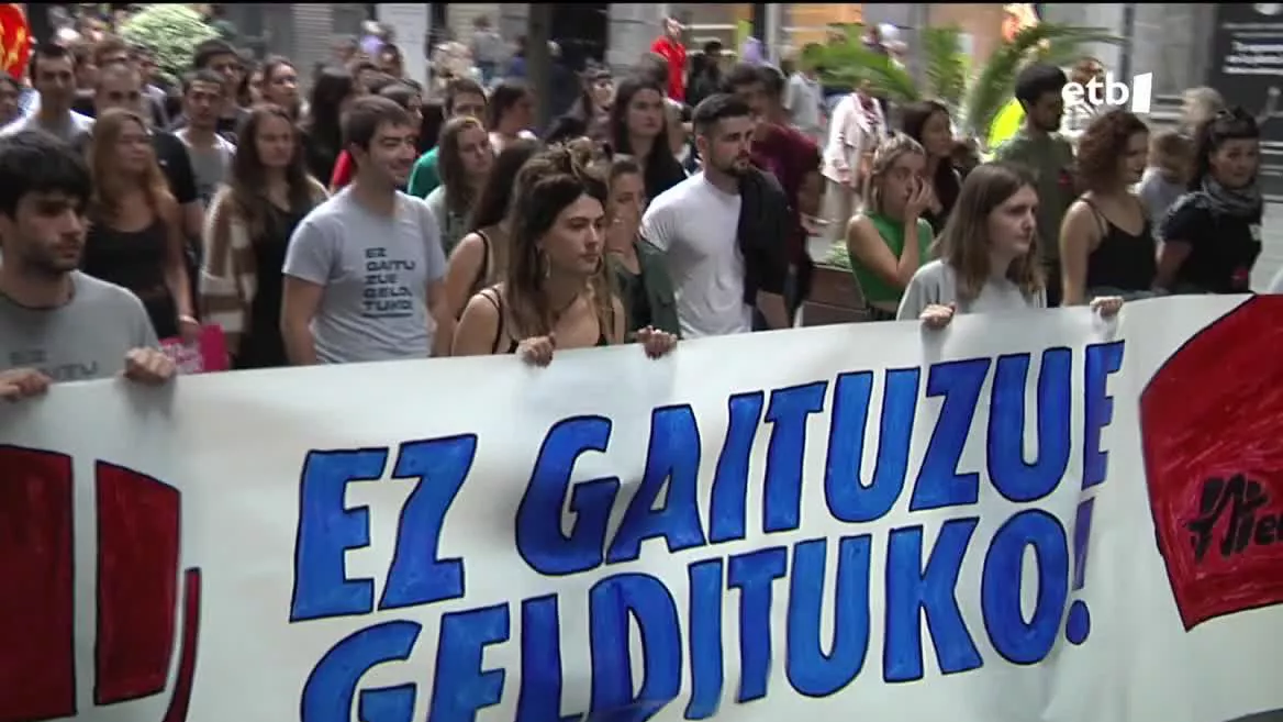 Manifestazioa egin du Ernaik Bilbon, bizitza duinaren aldeko borroka ez dela delitua aldarrikatzeko. Elkartasuna adierazi diete ekainaren 15ean epaituko dituzten 7 gazteei. Iaz atxilotu zituzten Bilbon, eta isun gogorrak eta urte eta erdiko zigorrak eskatzen dituzte eurentzat.