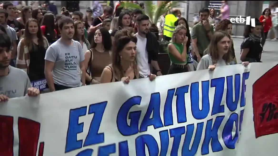 Los jóvenes fueron detenidos hace un año, y se enfrentan a duras multas y hasta año y medio de prisión acusados de atentado contra la autoridad. Ernai dice que la única violencia procedió de las cargas policiales y que se trata de un montaje que solo busca silenciar la lucha juvenil.