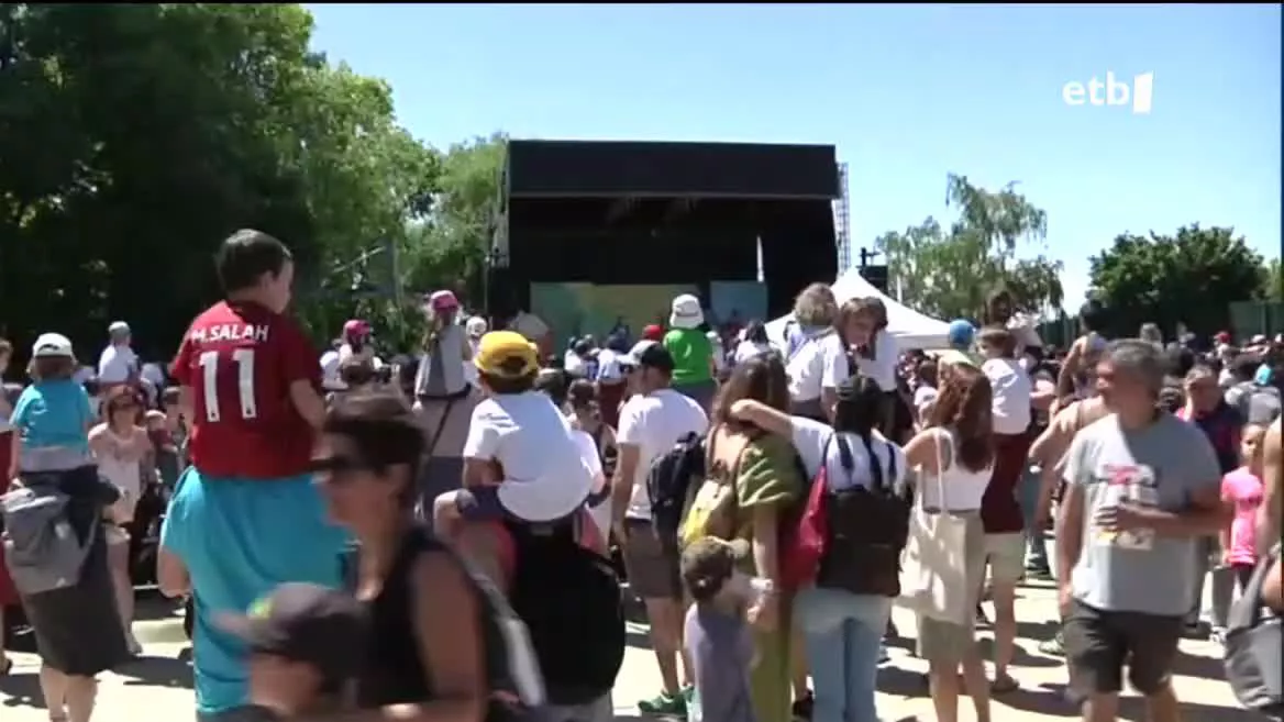 Bastidan, Euskal Eskola Publikoaren Jaia ari dira ospatzen milaka lagun igande honetan. Sei gunetan banatuta, egitarau zabal zabala dute bertaratu direnek. Baina gaurkoa aldarrikapenerako eguna ere bada.