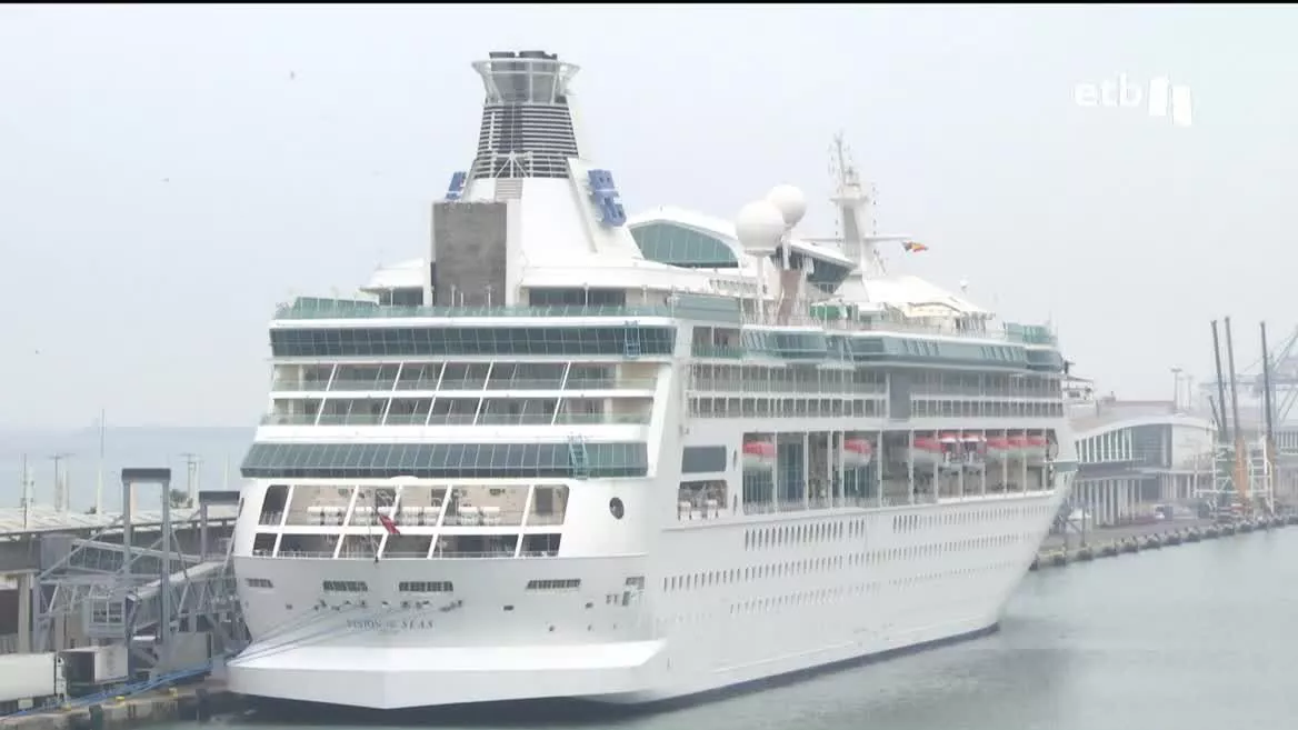 En el mundo hay más de 400 grandes cruceros y se calcula que estos buques emiten el 3% de los gases invernadero que se emiten en todo el mundo. En Barcelona, en las últimas semanas ha estallado la polémica por la gran masificación y contaminación que supone este modelo turístico.