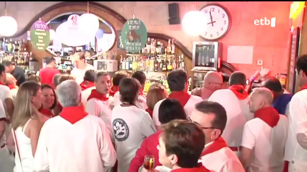 Iruñeako taberna sanferminetan. EITB Mediaren bideo batetik ateratako irudia.