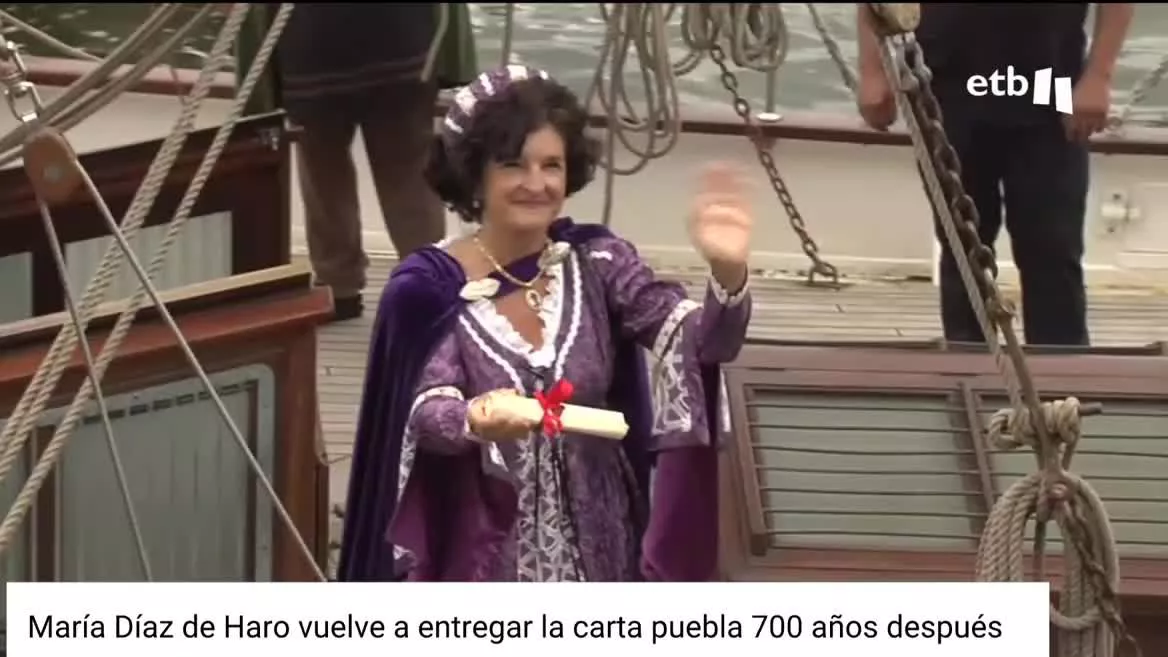 La Grande de Bizkaia ha surcado la Ría a bordo de la embarcación El Saltillo y ha vuelto a entregar la carta puebla que otorga privilegios a la noble villa. El lehendakari Iñigo Urkullu también ha asistido a los actos de celebración.