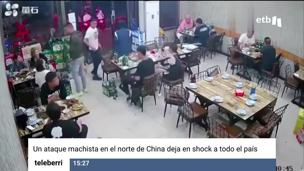 En un restaurante del norte de China, nueve hombres propinaron una paliza a unas jóvenes después de que una de ellas rechazara a uno de los hombres. Las imágenes son duras.