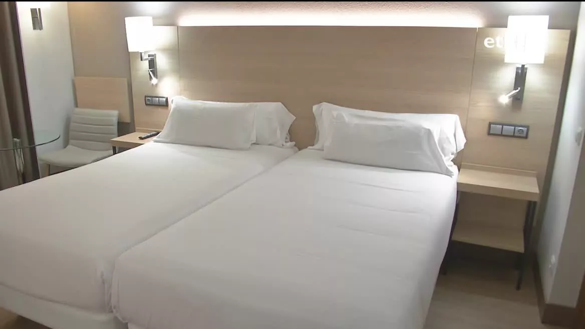 Bilboko hotel bateko gela. EITB Mediaren bideo batetik ateratako irudia.