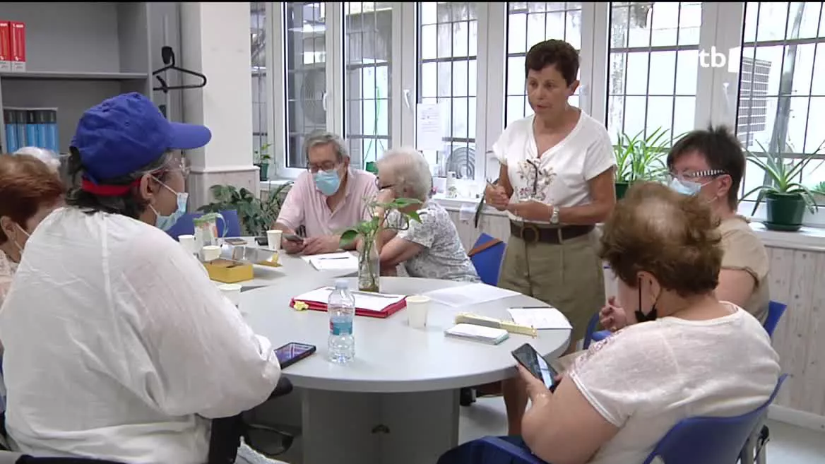 Adineko jendea. EITB Mediaren bideo batetik ateratako irudia.