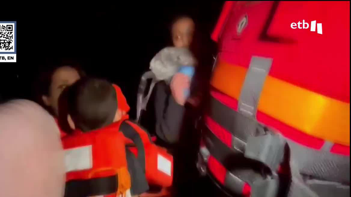 El Aita Mari se dirige ahora a Sicilia con las 112 personas migrantes rescatadas en el Mediterráneo, entre ellas tres familias con hijos. Una de ellas es la de Soukayna, una mujer de 30 años que ha cruzado el mar sola, con sus hijos.