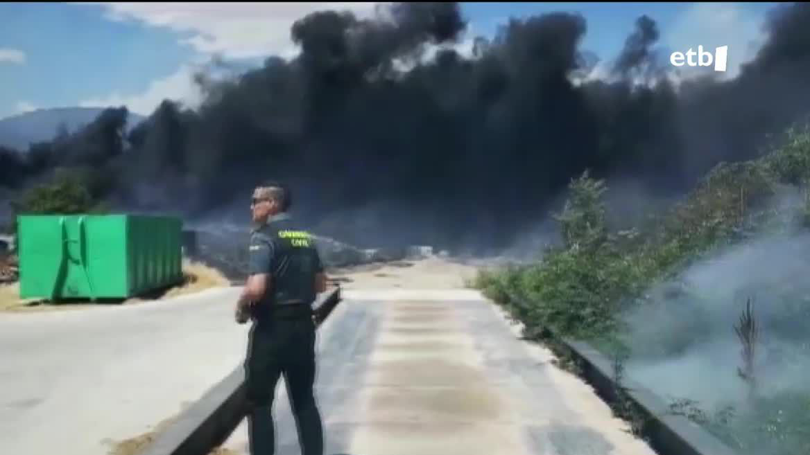 Suak Arga ibaia gurutzatu du, eta Argiñaritzeko zonaldea kixkaltzen ari da orain. Orain kezka nagusia da arratsalderako iragarrita dagoen haize aldaketa.