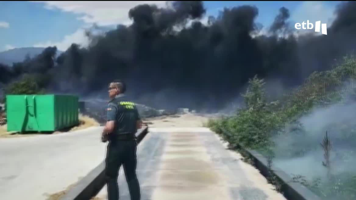 El incendio ha cruzado el río Arga, y está quemando la zona de Arguiñáriz. La preocupación principal ahora es el cambio de viento previsto para la tarde.