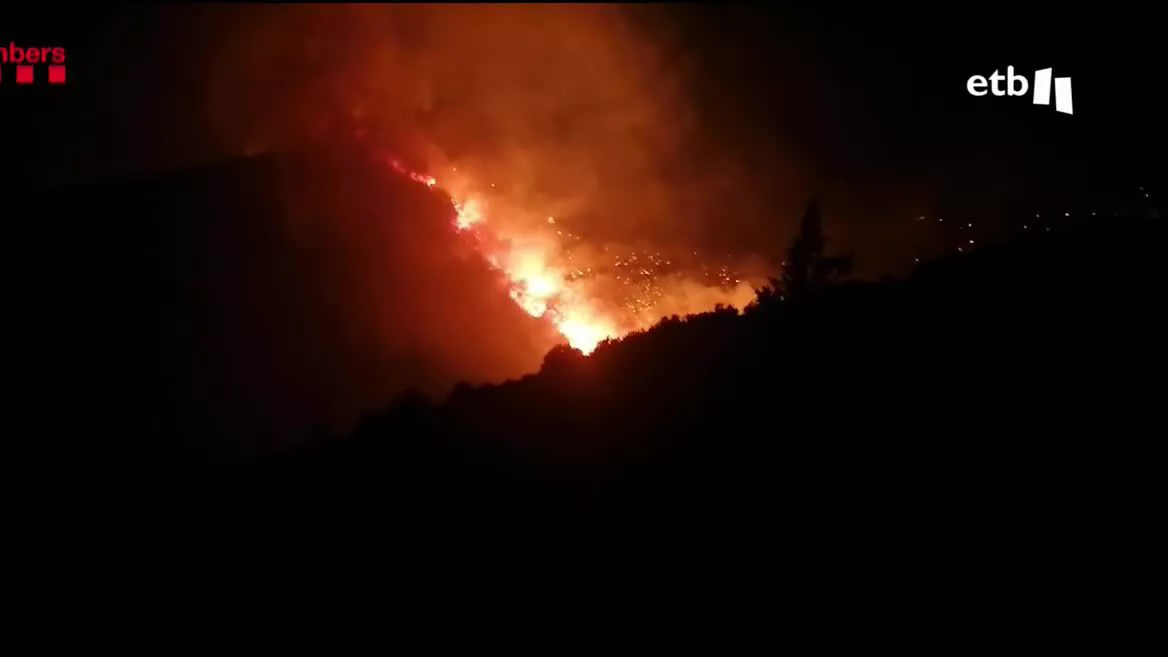 Hay activos varios focos en distintos puntos del Estado español, en Lleida, Castellón o Cáceres, por ejemplo. El más grance se encuentra en la Sierra de la Culebra, en Zamora, y parece que tras las labores de extinción y la condiciones meteorológicas favorables las llamas empiezan a dar un respiro.