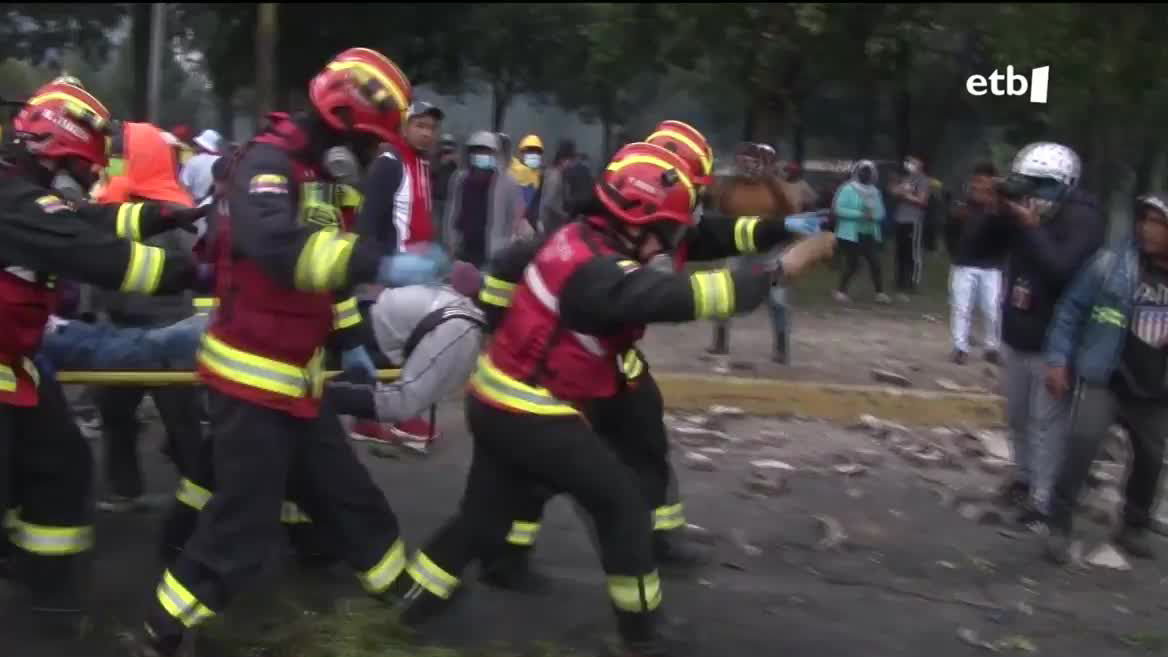 Ekuadorren, indigenen protestek ez dute etenik, ezta Poliziaren errepresioak ere. Azken orduetan, Guillermo Lasso presidenteak manifestarien kontrako indarra areagotzeko baimena eman die indar armatuei, bere aurkako estatu kolpe saiakera salatu ondotik.