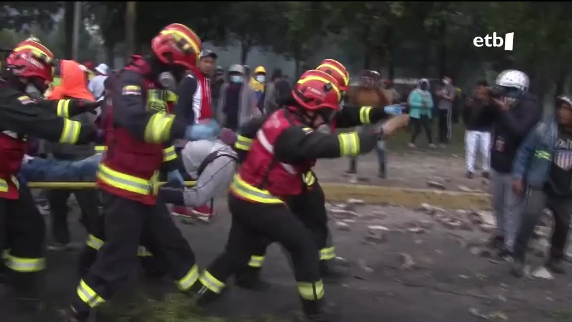 Ekuadorren, indigenen protestek ez dute etenik, ezta Poliziaren errepresioak ere. Azken orduetan, Guillermo Lasso presidenteak manifestarien kontrako indarra areagotzeko baimena eman die indar armatuei, bere aurkako estatu kolpe saiakera salatu ondotik.