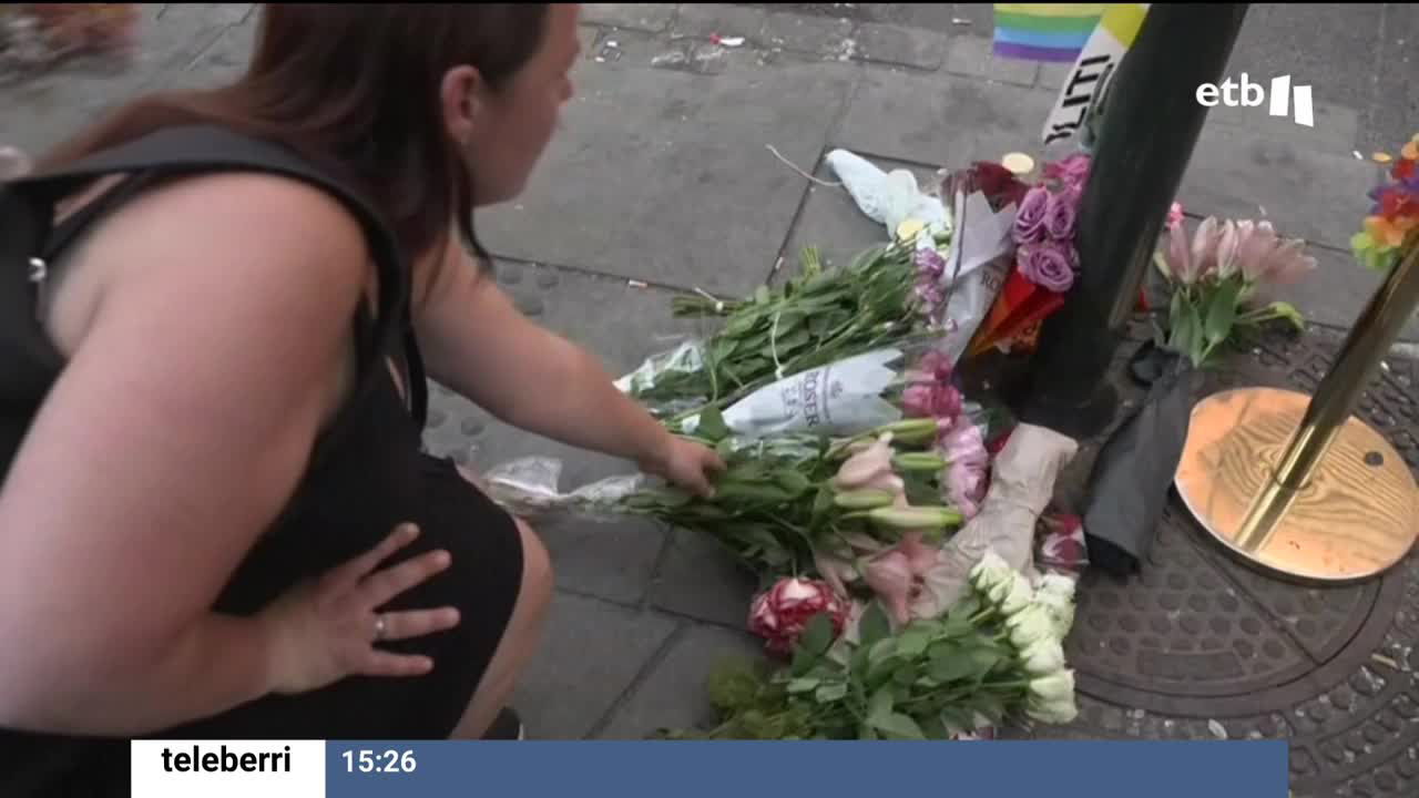 En la capital noruega, un hombre ha matado a tiros a dos personas en un bar de la comunidad LGTBIQ+ y ha herido a 21. El agresor ha sido detenido cerca del lugar y la policía investiga el ataque como un ataque terrorista. El festival del Orgullo de Oslo ha sido suspendido.