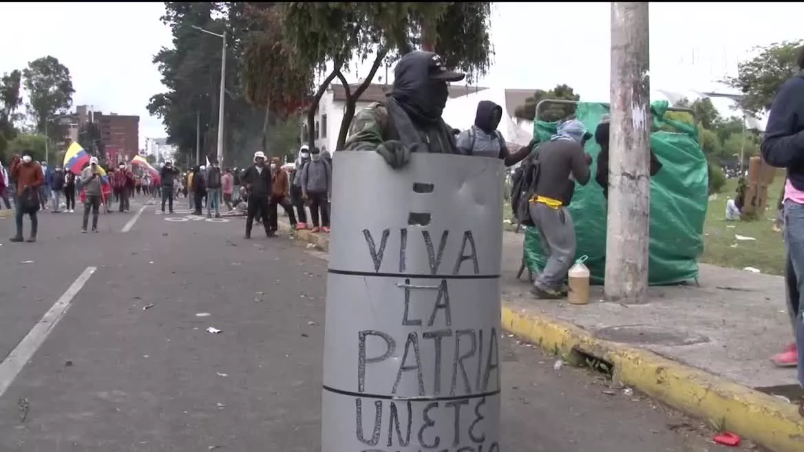 En Ecuador, las protestas de los indígenas no cesan, y la represión policial tampoco. En las últimas horas el presidente Guillermo Lasso ha dado orden de aumentar el uso de la fuerza contra los manifestantes, ya que, según él, intentan dar un golpe de estado.