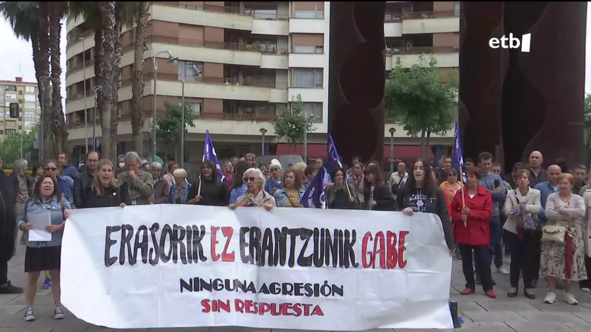Elkarretaratzea egin dute Barkaldon atzo izan zen homizidio matxista saiakera gaitzesteko. Gizonak atxilotuta jarraitzen du, eta bikotekide ohiari 20 labankada ematea leporatzen diote. Biktimak egoera larrian jarraitzen du Gurutzetako ospitalean.