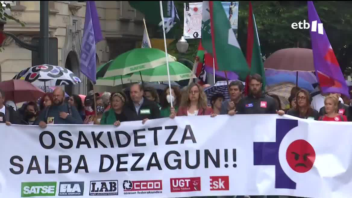 Los sindicatos SATSE, ELA, LAB, CCOO, UGT eta ESK han denunciado hoy en Bilbao la situación de la Atención Primaria, bajo el lema "Osakidetza salba dezagun" ("Salvemos Osakidetza").