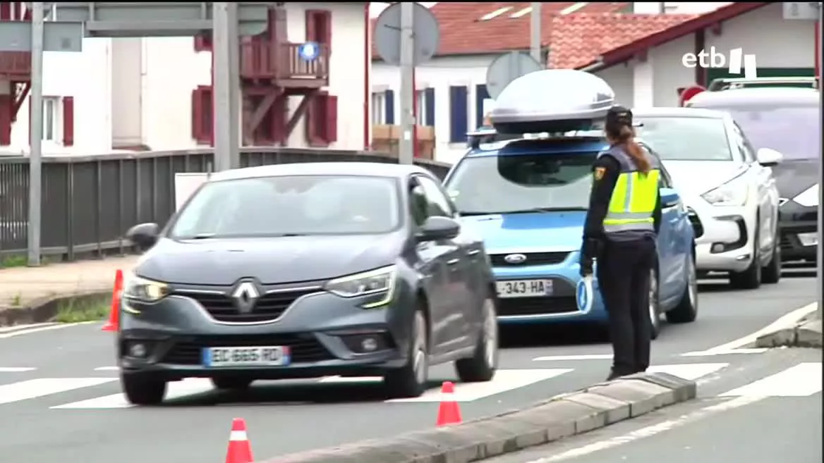 Madrid ha movilizado 35 000 agentes, y se encuentra ya en alerta máxima ante la cumbre de la OTAN, que también se está dejando sentir en Euskal Herria, en la frontera de Iparralde. La Gendarmería y la Policía Nacional han establecido hasta tres controles; en Biriatu, Behobia y el puente de Santiago.