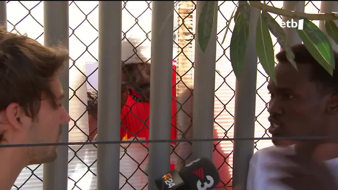 Melillako hesiaren salto masiboan, 130 pertsona iritsi ziren Espainiako aldera. Migratzaileen behin behineko zentrora eraman dituzte, eta han kontatu dute bizitakoa; animalien pare tratatu dituztela salatu dute, eta berehalako kanporatzeak egin dituztela ere.