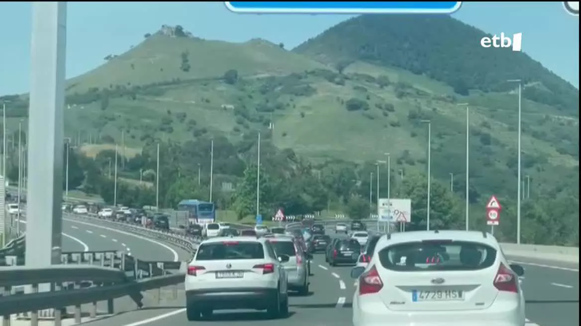 Pandemia aurreko irudiak ari gara ikusten nonahi: jende ugari aurkitu dugu autobus geltoki edoeta errepideetan. Bi urte luzeren ondoren bidaiatzeko gogorik ez da falta.