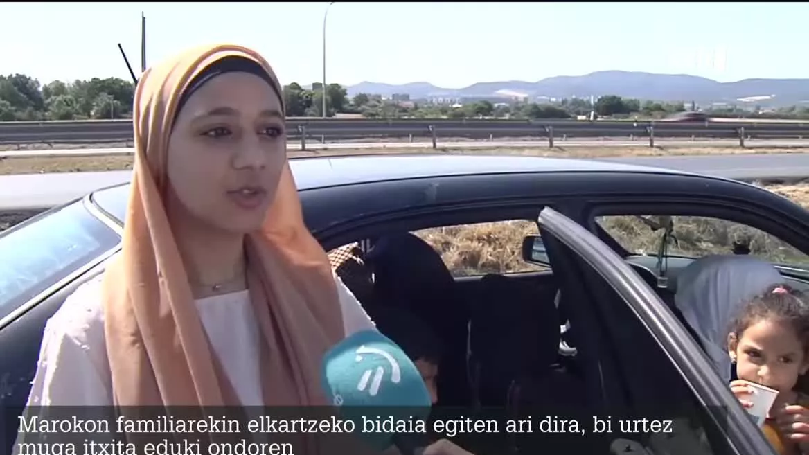 Marokon familiarekin elkartzeko bidaia egiten ari dira musulman erkidegoetako herritar asko. Gibraltarko itsasartea zabalik dago bi urteren ondoren.