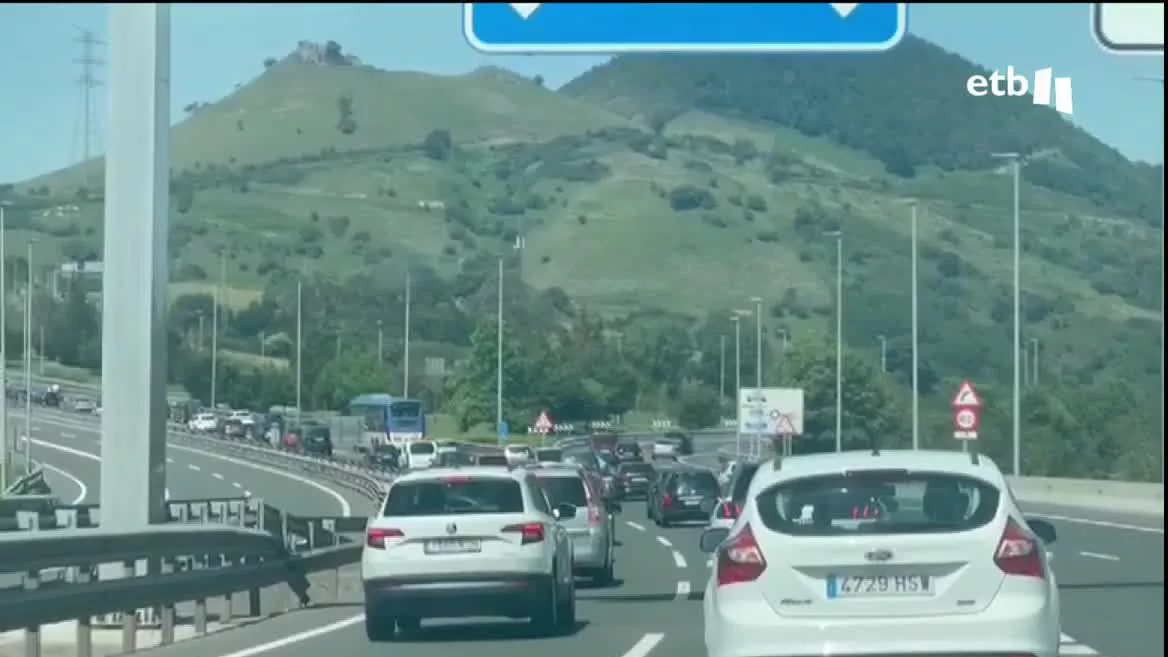 Volvemos a ver imágenes prepandemia: cientos de personas en las estaciones de bus, aeropuertos y en las carreteras. Tras dos años de parón, las ganas de viajar no faltan.