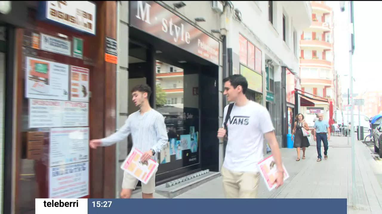 Miles y miles de personas preparan los exámenes por las oposiciones y los procesos de estabilización. En las editoriales y librerías también han influido los anuncios de ofertas públicas de empleo.