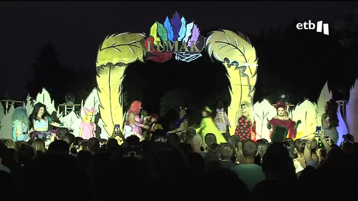 Promover el respeto a la diversidad es uno de los popósitos de Lumak, el primer festival de travestis de Navarra. 11 travestis han subido al escenario para cantar, bailar, reivindicar su libertad sexual y reclamar la igualdad de derechos de todas las personas.