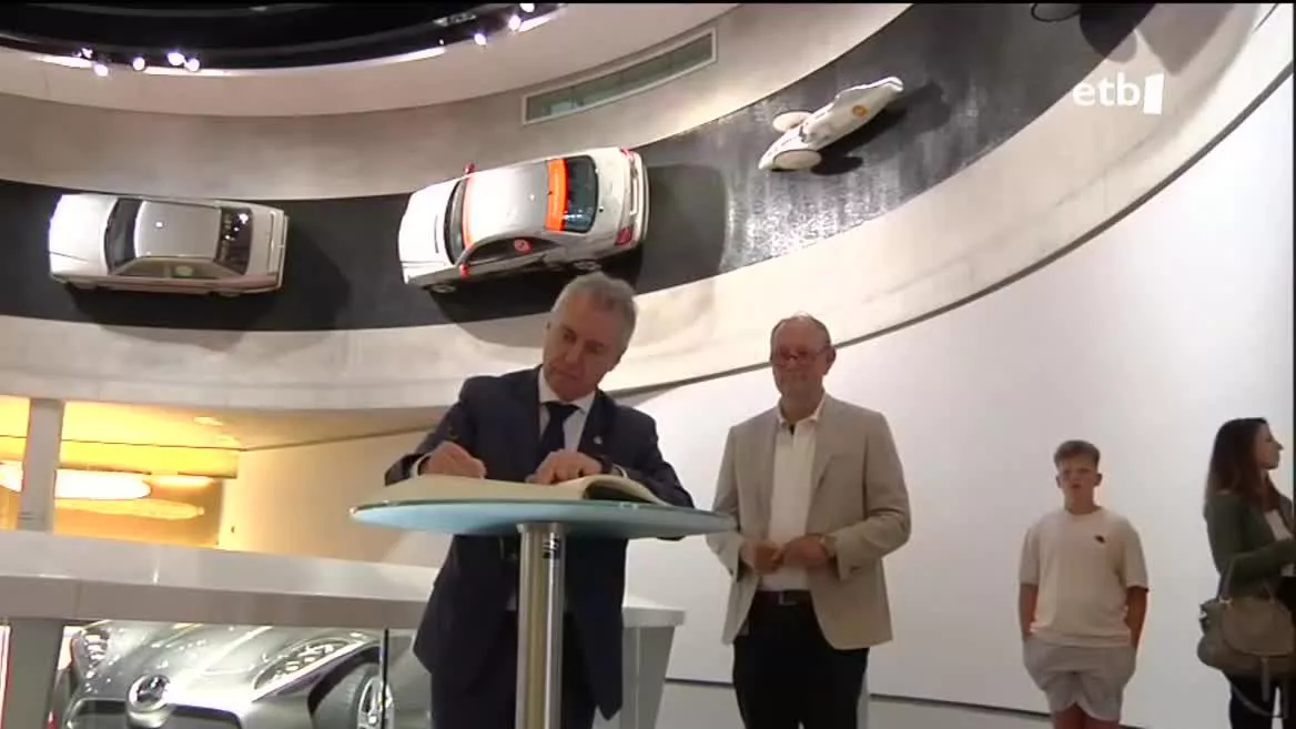 Urkullu Mercedesen museoan sinatzen. EITB Mediaren bideo batetik ateratako irudia.