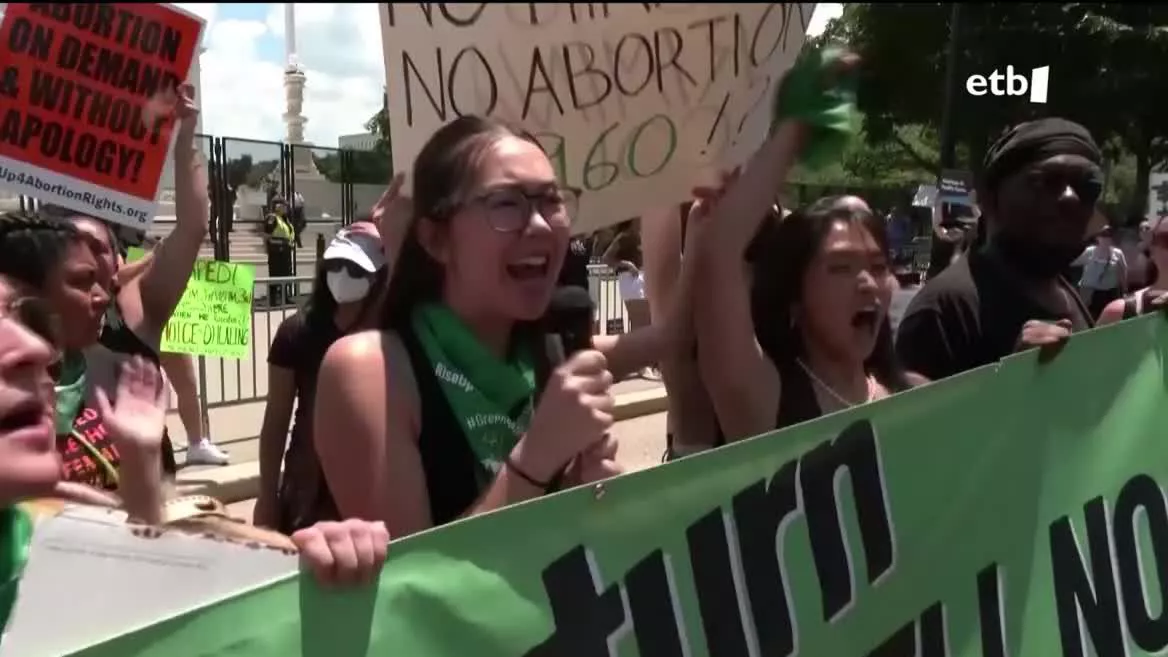Bi aste igaro dira Auzitegi Gorenak abortatzearen kontrako epaia argitaratu zuenetik, eta, ezer ez egiteagatik kritika ugari jaso ostean, Joe Biden presidenteak dekretu bat sinatu du abortatzeko pilulak lortzeko erraztasunak emateko eta abortatzen dutenen pribatutasuna areagotzeko.