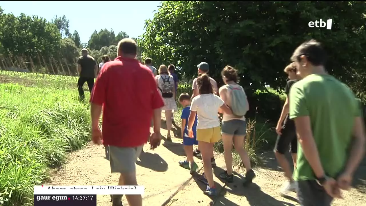 Kaletarrek baserritarren bizimodua bertatik bertara ezagutzea da ekimenaren xedea. ENBA sindikatuak antolatu du" Ongi Etorri Baserrira" ekimena zazpigarrenez, eta ETB Loiun izan da, batez ere, erlezaintzan aritzen den Abaroa baserrian.
