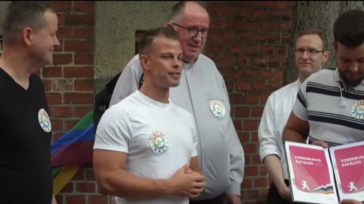 Alemanian ere harrotasunaren hilabetea ospatzen ari dira, eta, testuinguru horretan, Berlingo meskita batek erabaki historikoa hartu du: lehen aldiz, LGTBI kolektiboaren bandera erakutsi du. Alemaniako lehen tenplu musulmana izan da ortzadarraren koloreak ateratzen.