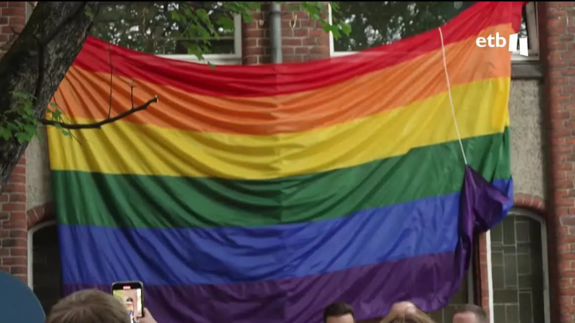 Alemania también está celebrando su mes del Orgullo y, en ese contexto, una mezquita de Berlín ha tomado una decisión histórica: por primera vez ha mostrado la bandera LGTBI en su fachada. Se trata del primer templo musulmán en el país que decide ondear la bandera arcoíris.