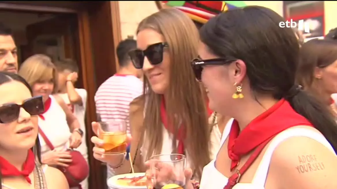 En el ecuador de las fiestas, el gentío del sábado empieza a regresar a casa, y el domingo es un día de transición para disfrutar de todo lo que ofrecen estos sanfermines. Las calles de Pamplona no descansan, y tampoco lo hace el programa de fiestas, que no da tregua.