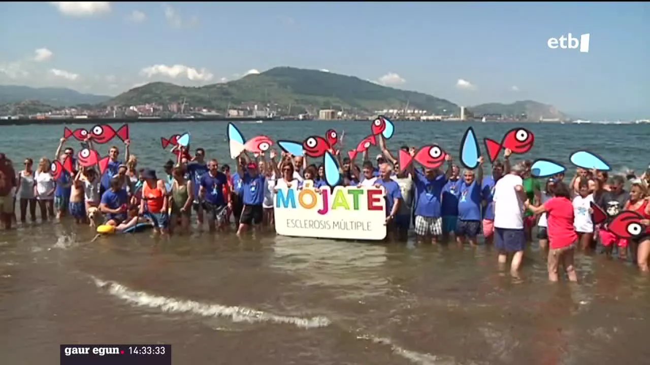 "Busti zaitez" lelopean, dozenaka lagun elkartu dira gaixotasunarekin sentsibilizatzeko eta ikusgarri egiteko. Ekitaldi nagusiena Getxoko Ereagako hondartzan izan da.