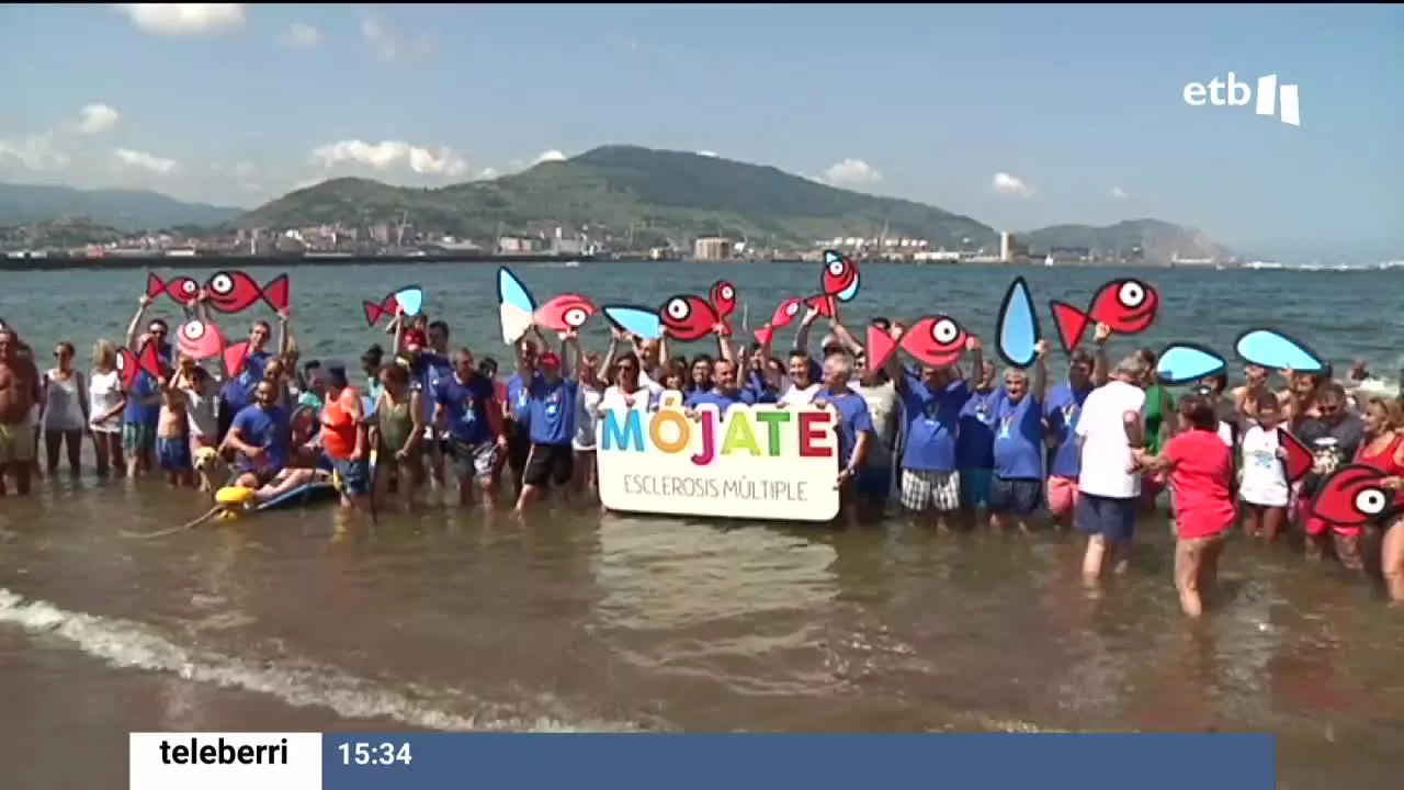 La playa de Ereaga de Getxo ha acogido este mediodía el acto central de la campaña "Mójate" por la esclerosis múltiple. Una iniciativa que cumple 25 años y que, con el paso del tiempo, se ha extendido también a las principales playas y piscinas de Euskal Herria.