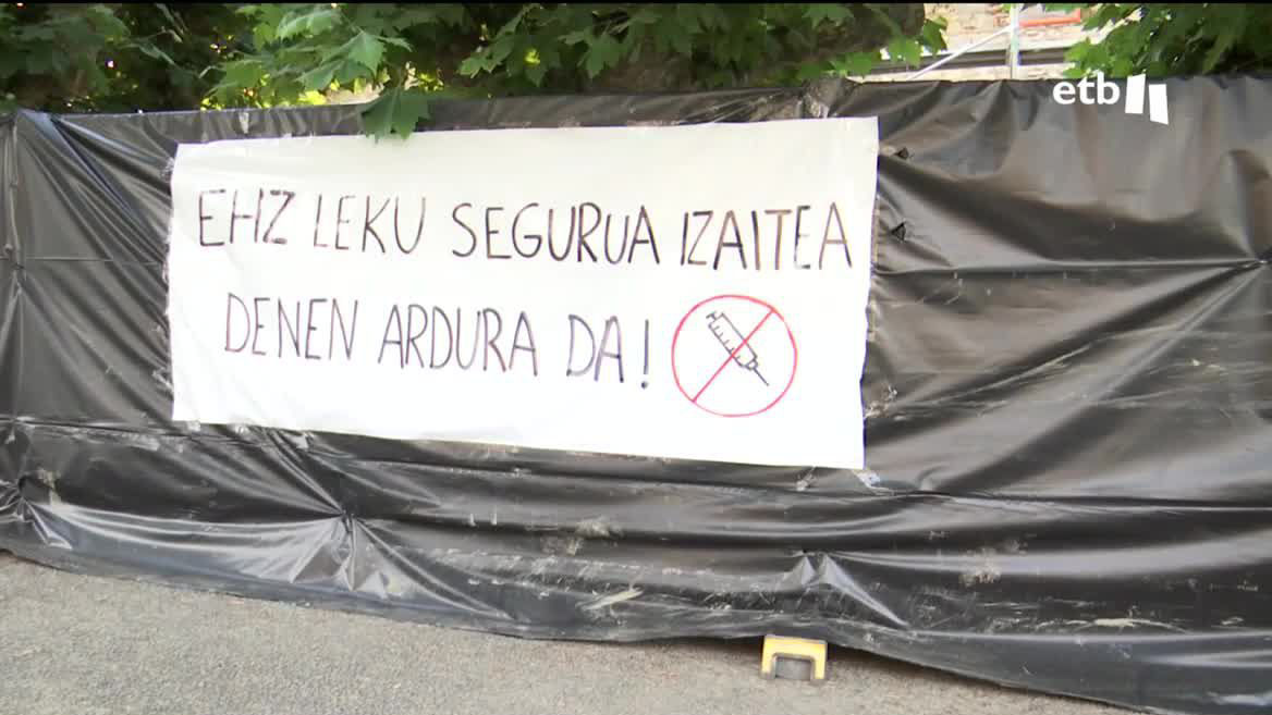 Durante los sanfermines, 4 mujeres han tenido que ser atendidas por mareos tras haber sentido pinchazos similares a los de una jeringuilla. En Iparralde, estos ataques no son nuevos y se han detectado varios casos en los últimos meses. En el hospital de Baiona han confirmado un aumento de casos.
